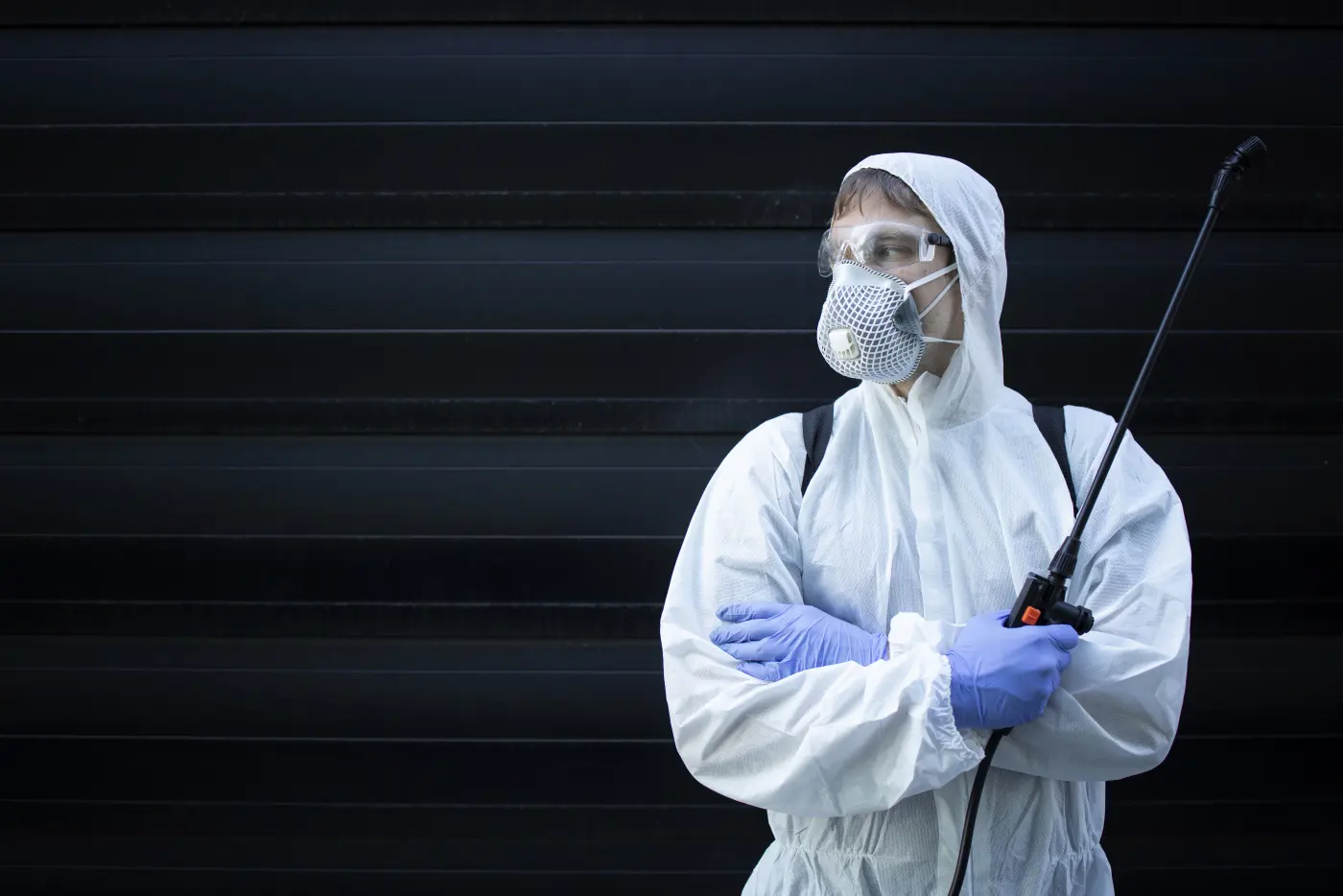 Technicien en extermination traitant une propriété à Montréal